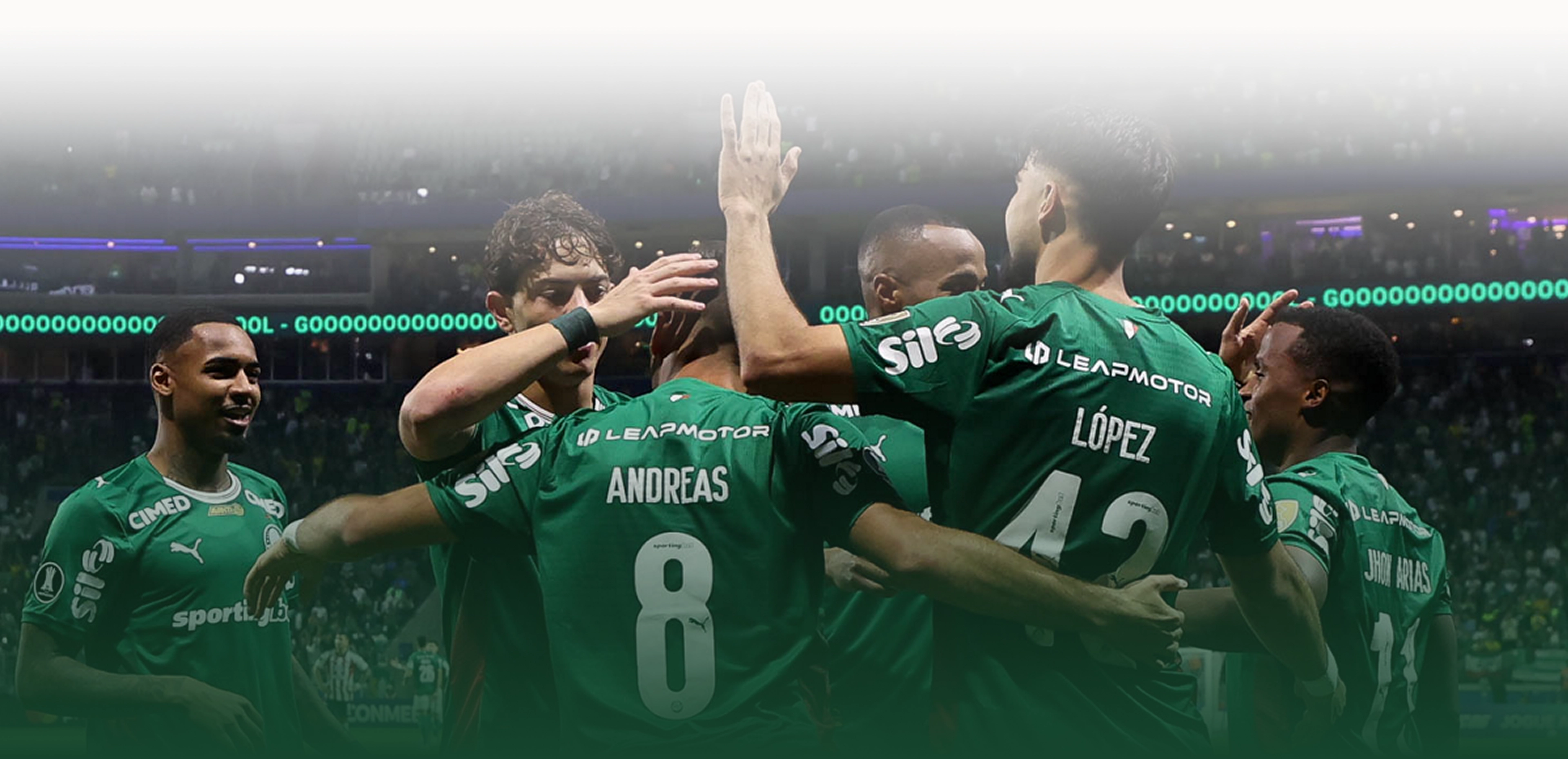 Leapmotor é patrocinadora oficial do Palmeiras Grupo de jogadores do Palmeiras reunidos em campo, vestindo uniformes verdes, com números visíveis nas camisas.