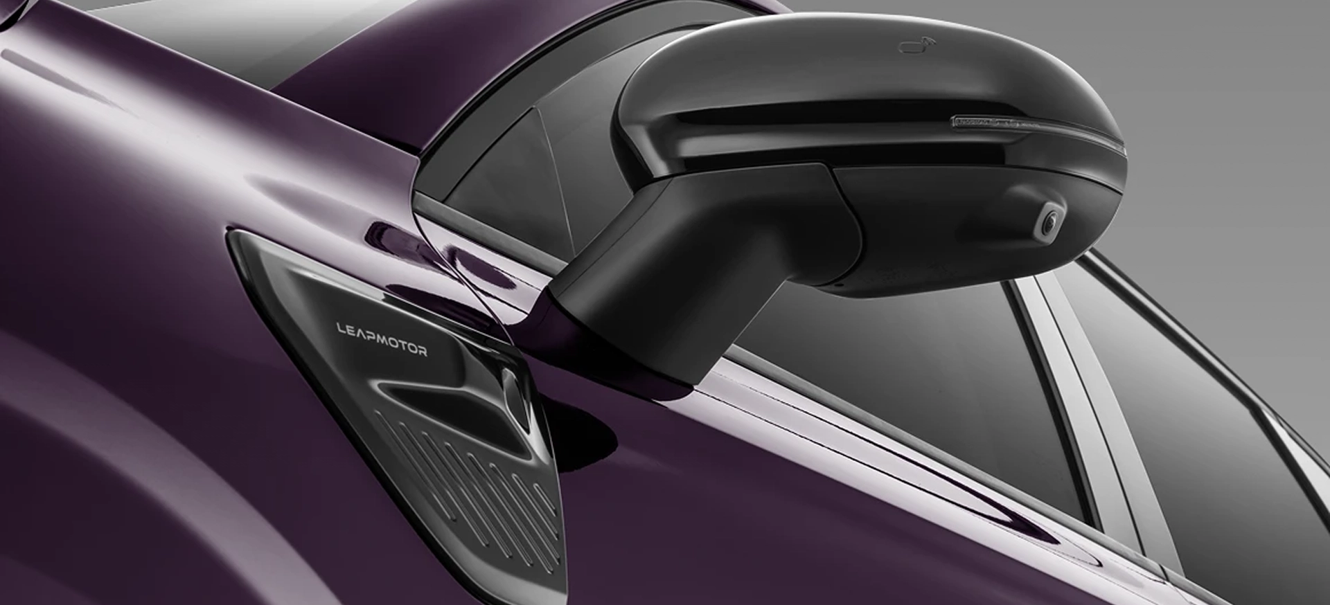 Design exterior do Leapmotor B10 Espelho retrovisor preto com câmera integrada e logotipo Leapmotor visível na lateral do Leapmotor B10 roxo.