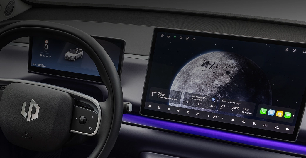 Interior do Leapmotor C10 com volante, painel digital e tela central ampla exibindo interface multimídia, com iluminação ambiente em LED no painel.