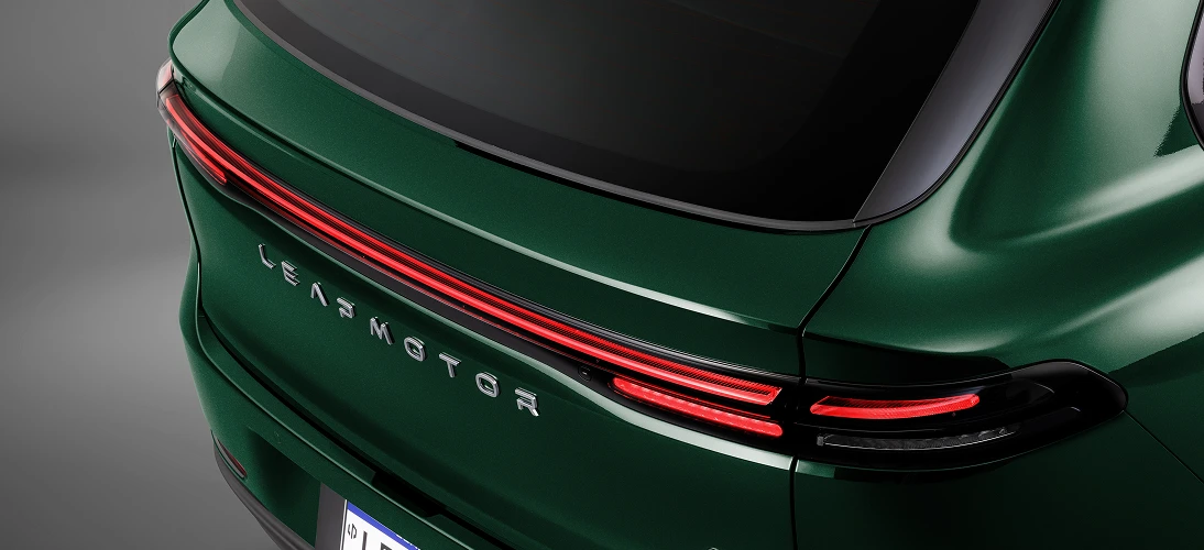 Detalhe da traseira de um Leapmotor verde escuro, com lanterna em LED em faixa contínua e logotipo central visível.