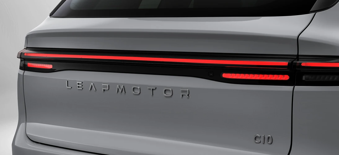 Close da traseira de um Leapmotor com faixa luminosa em LED e logotipo “LEAPMOTOR” centralizado no acabamento preto.