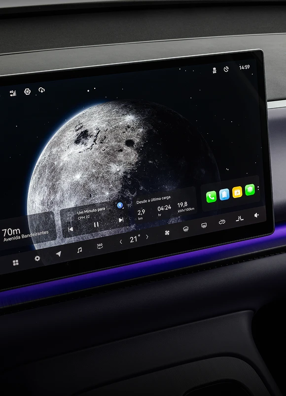 Tela central do Leapmotor C10 exibindo interface multimídia com visual de mapa lunar, barra de aplicativos e iluminação ambiente em LED no painel.